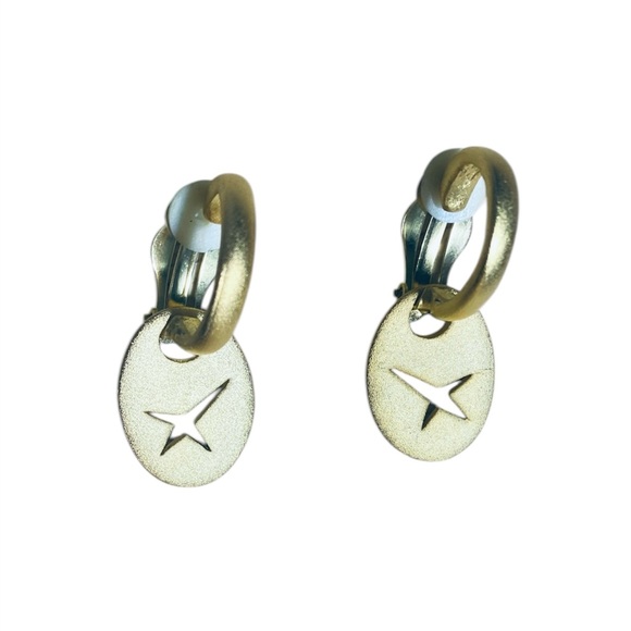 Vintage Jewelry Lot Five pairs Clip On Earrings One Brooch Pin Gold Bronze Tones - Picture 6 of 9